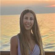 Tengo una tienda de alquiler de bicicletas en las que a ciertas horas imparto clases de charla en español con extranjeros.